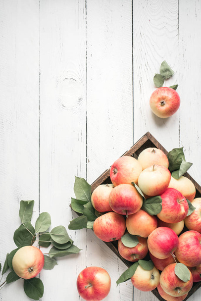 Red apples in wooden box - Foto, Imagem