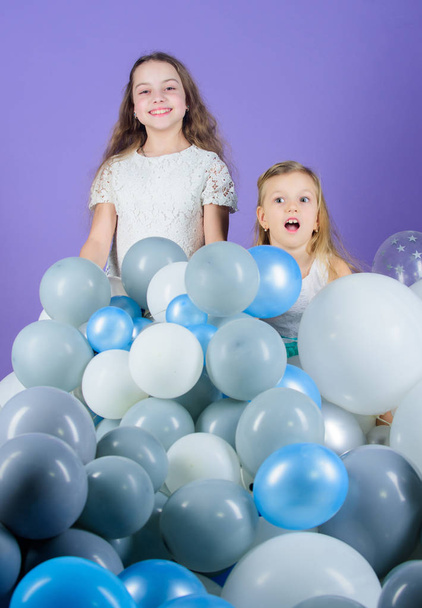 Po prostu przeżywać ją w pełni i zabawy. Siostry szczęśliwy cieszyć się obchody urodzin. Małe dziewczynki obchodzi urodziny z balonów. Małe dzieci, mając urodziny. Wszystkiego najlepszego z okazji urodzin - Zdjęcie, obraz