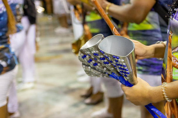 Onderdelen van de School van Samba portela de agogo instrument spelen - Foto, afbeelding