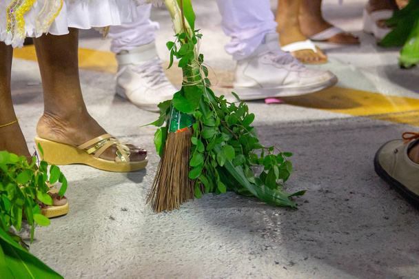 byliny, které jsou připojeny k koště používané k čištění sambodrom v Rio de Janeiru. - Fotografie, Obrázek