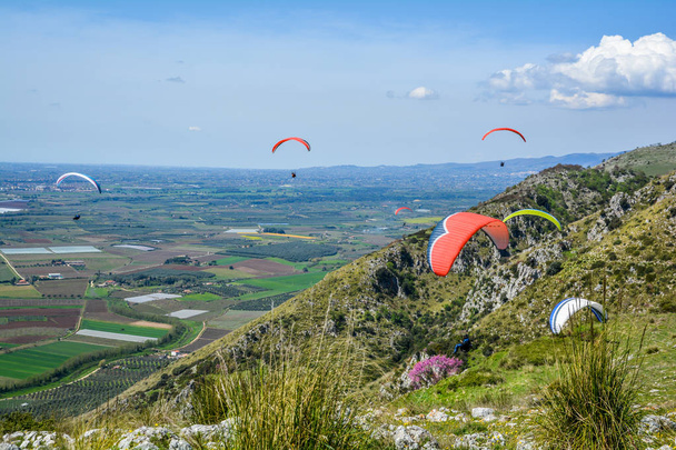 Paragliding in Norma, Latina Province, Lazio. - Fotó, kép