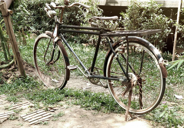 Παλιά vintage σκουριά ποδήλατο - Φωτογραφία, εικόνα