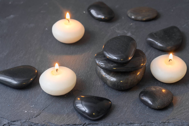 czarne kamienie i świece na ciemnym tle - Zdjęcie, obraz