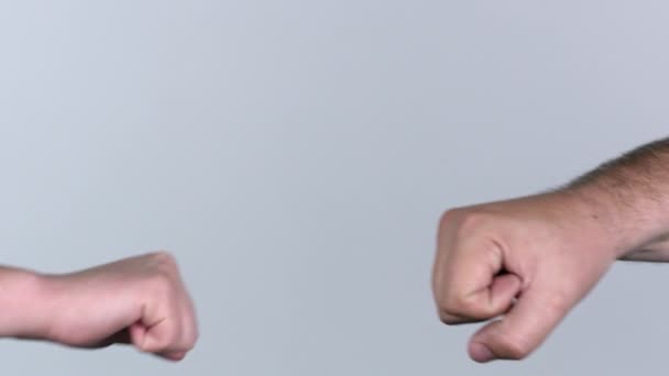 Man and woman fist bumping against white screen. - Séquence, vidéo