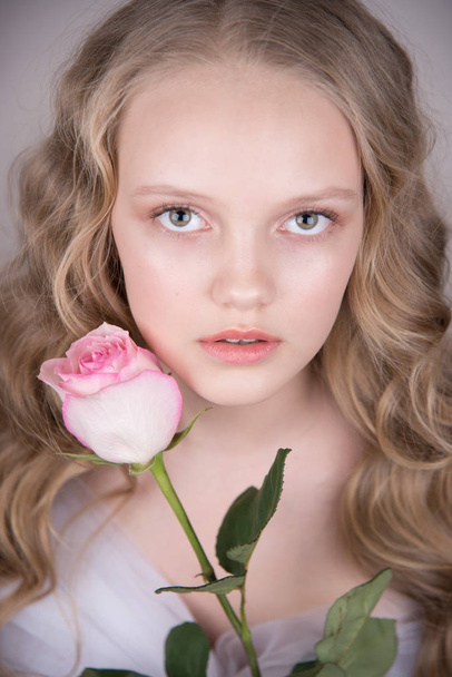 romantic image of a girl with a flower - Zdjęcie, obraz