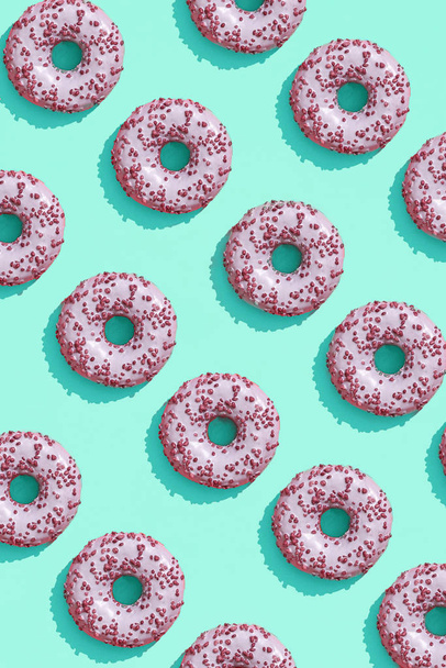 Дизайн їжі зі смачно-рожевим глазурованим пончиком на аквамарині зелено-блакитний пастельний фон зверху візерунок
 - Фото, зображення