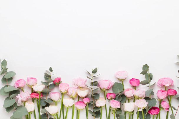 Mooie gekleurde ranunculus bloemen op een witte achtergrond. Sprin - Foto, afbeelding