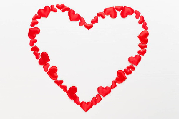 Valentines day background red hearts on white wooden background. - Foto, afbeelding