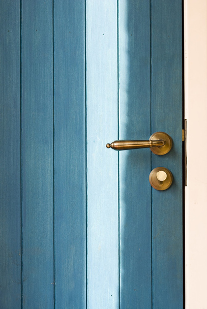 Pomo de puerta colorido de una puerta de madera
 - Foto, imagen