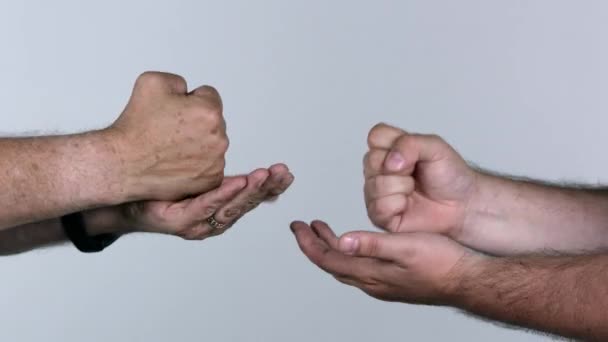 Two men playing rock paper scissors as one cheats and still looses the game. - Metraje, vídeo