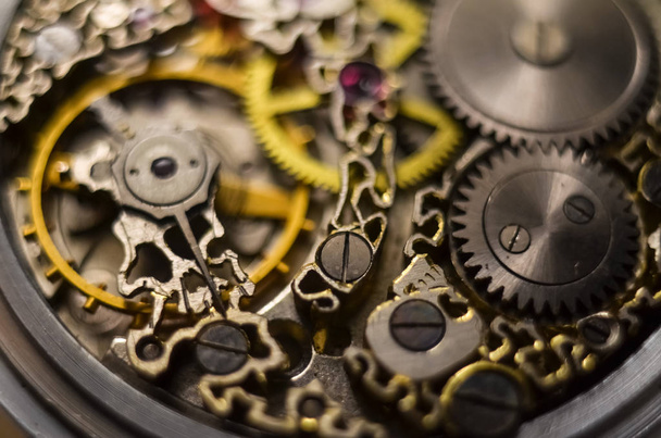Mechanismus mit Getriebe. Uhrwerk-Skelett. elegante handgefertigte Vintage Taschenuhren mit exklusiven Schnitzereien und Gravuren. Schmuck. - Foto, Bild