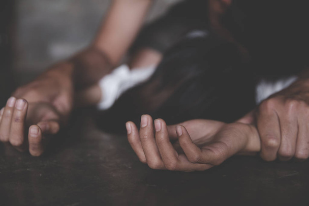 Zblízka muže rukou držel ruce žena za znásilnění a sexuální  - Fotografie, Obrázek