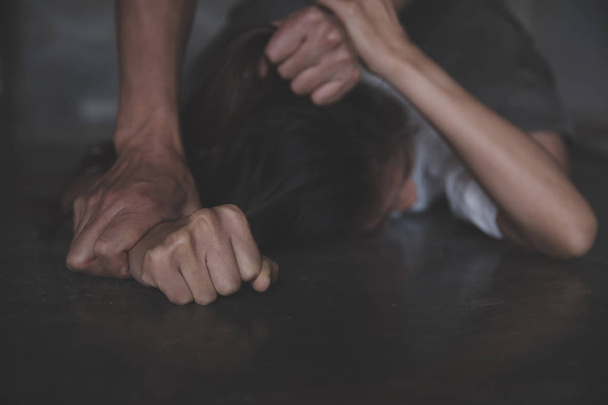 Hombre abusando físicamente de su novia, ayudar a la víctima de v doméstica
 - Foto, Imagen