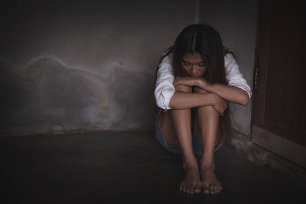  Vrouwen zittend op de vloer met depressie, binnenlandse vio huilen - Foto, afbeelding