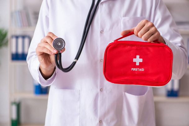 Medico maschile con borsa di pronto soccorso
  - Foto, immagini