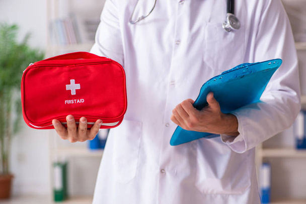 Αρσενικό ο γιατρός με τσάντα πρώτων βοηθειών  - Φωτογραφία, εικόνα