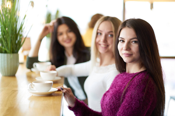 Φίλες έχουν μια ομιλία στο καφέ κατά τη διάρκεια ώρα του απογευματινού τσαγιού - Φωτογραφία, εικόνα
