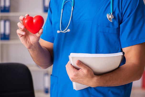 Αρσενικό ο γιατρός καρδιολόγος κρατώντας μοντέλο καρδιά  - Φωτογραφία, εικόνα