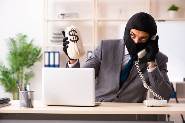 Чоловік-гангстер краде інформацію з офісу
  - Фото, зображення