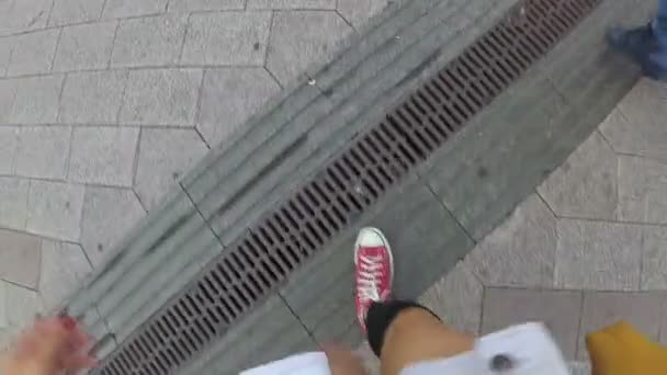 Naisten jalat kävelemässä väkijoukossa - näkymä ylhäältä
 - Materiaali, video