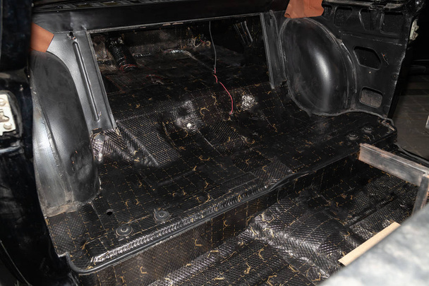 Тюнинг автомобиля в кузове седана с тремя слоями шума острова
 - Фото, изображение