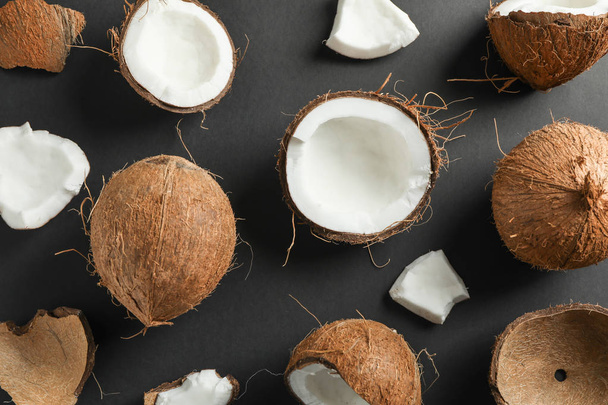 Tasainen lay koostumus kookospähkinät mustalla pohjalla
 - Valokuva, kuva
