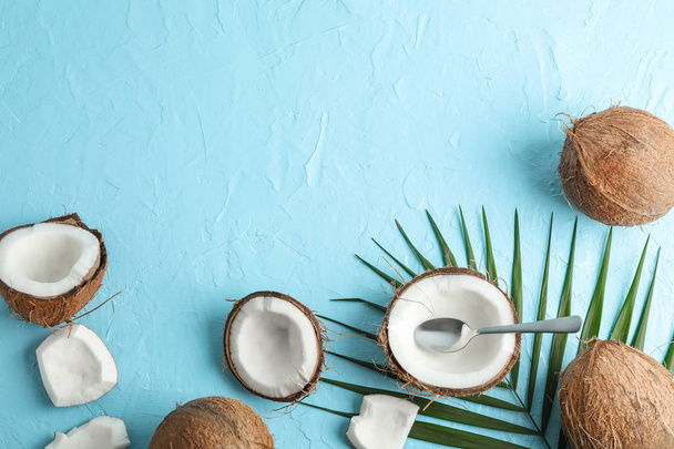 Tropické kokosové ořechy s palmovou ratolestí na barvu pozadí, místo fo - Fotografie, Obrázek