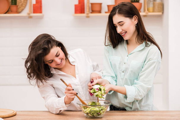 Armvoll Salatblätter in weiblichen Händen - Foto, Bild