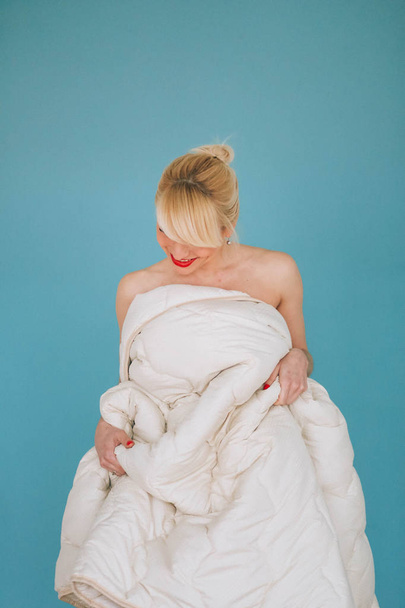 Девушка блондинка тело утром спальня
 - Фото, изображение