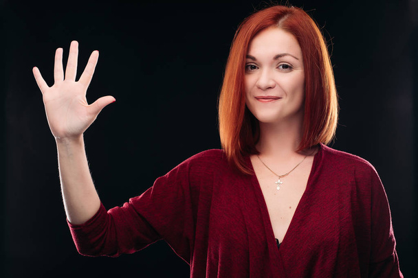 Ελκυστική κόκκινα μαλλιά κορίτσι κρατώντας το χέρι με δάχτυλο, 5. - Φωτογραφία, εικόνα