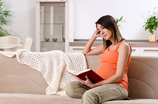 Fiatal terhes nő otthon  - Fotó, kép