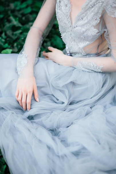 Потрясающие детали невесты, красивое свадебное платье на естественном фоне
. - Фото, изображение