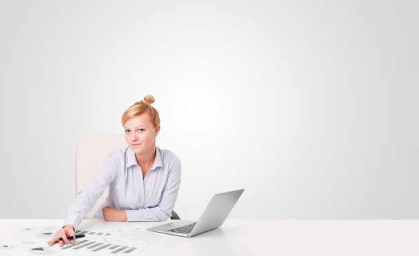 Young businesswoman with plain white copy space - Foto, Bild