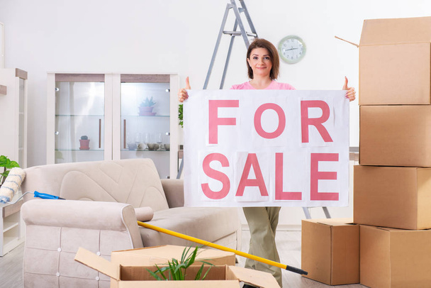 Mulher de meia-idade que vende apartamento renovado
  - Foto, Imagem