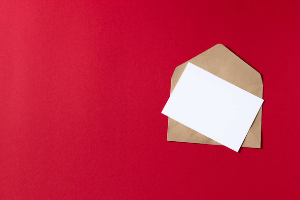 Κενή λευκή κάρτα με καφέ χονδρό χαρτί φακέλου πρότυπο ομοίωμα - Φωτογραφία, εικόνα