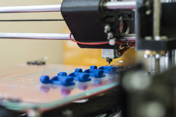Nahaufnahme 3D-Drucker machen das Werkstück oder Rohling für wissenschaftliche Arbeit b - Foto, Bild