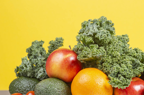 Свежие овощи и фрукты. Здоровое питание с апельсином, яблоками, капустой, брокколи, апельсином, помидорами, авокадо
 - Фото, изображение