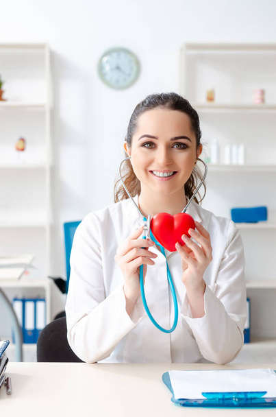 Jonge vrouwelijke arts cardioloog werken in de kliniek  - Foto, afbeelding