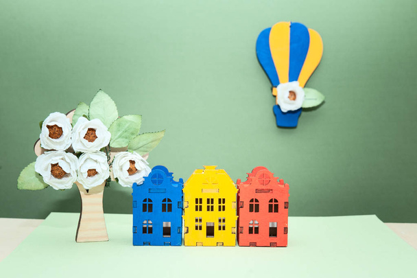 Thema lente, eco-vriendelijke stad, speelgoed huizen, een ballon met fl - Foto, afbeelding