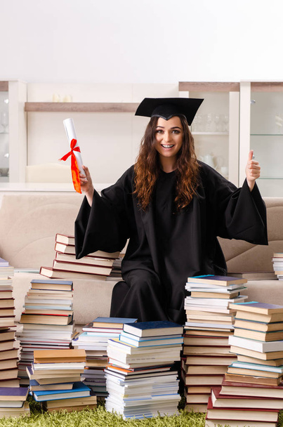 若い女性、学生、大学を卒業  - 写真・画像