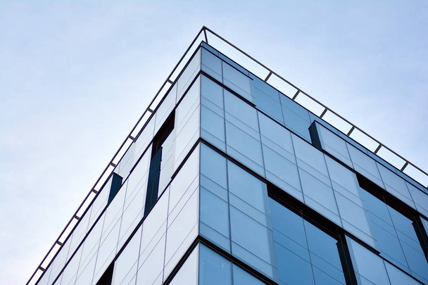 Nuevo edificio de oficinas en el centro de negocios. Pared de acero y vidrio con cielo azul.  - Foto, imagen