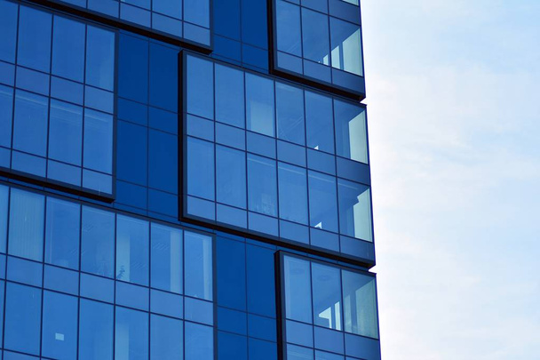 ビジネスセンターの新しいオフィスビル。青い空と鋼とガラスで作られた壁.  - 写真・画像