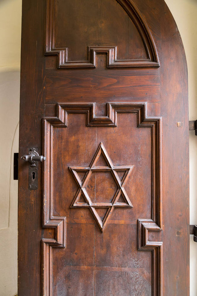 Gwiazda Dawida na drewniane drzwi - Zdjęcie, obraz