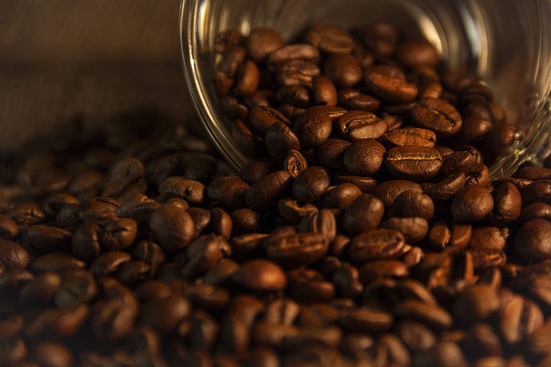 Geurige geroosterde koffiebonen bruin en kopje - Foto, afbeelding