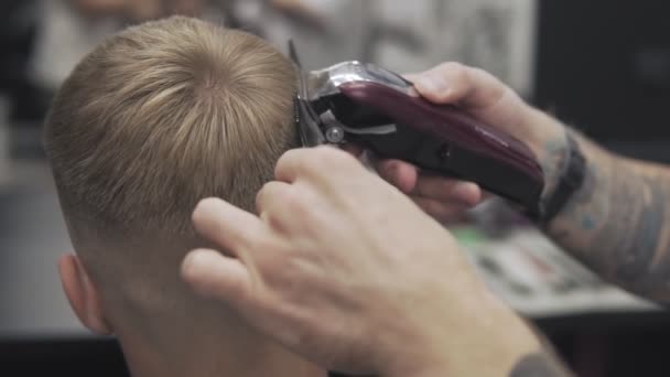 Styling with electric trimmer. Close up of man hairdressing with electric shaver - Materiał filmowy, wideo