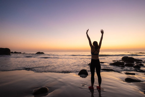 ženský atlet dělá jómu na pláži - Fotografie, Obrázek
