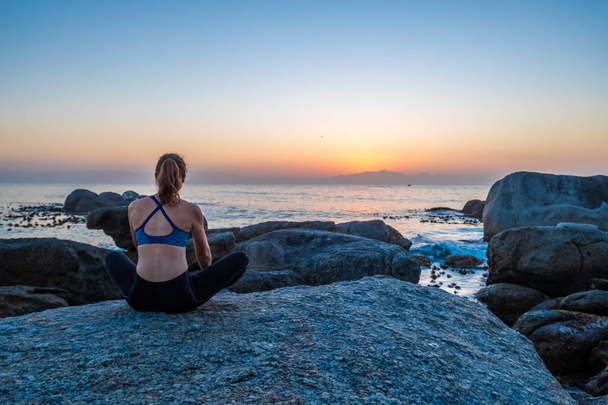 női sportoló csinál jóga a strandon - Fotó, kép