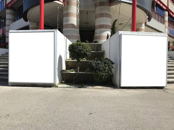 Una cartelera en blanco en Belgrado
 - Foto, imagen