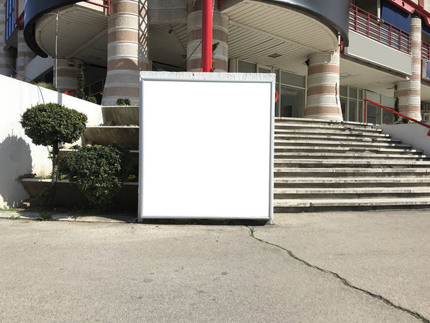 Один пустой рекламный щит в Белграде
 - Фото, изображение