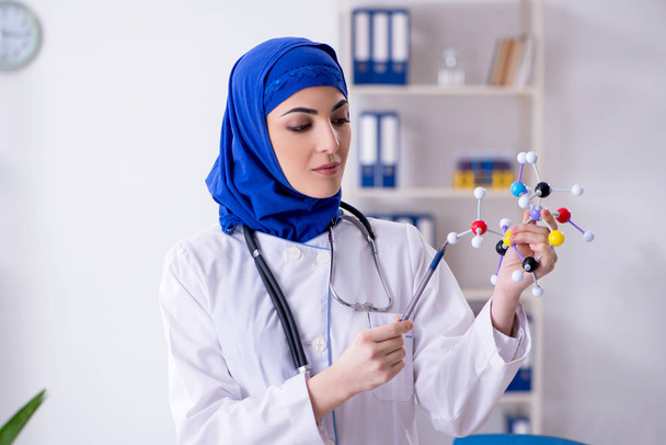 Árabe médico feminino que trabalha na clínica  - Foto, Imagem